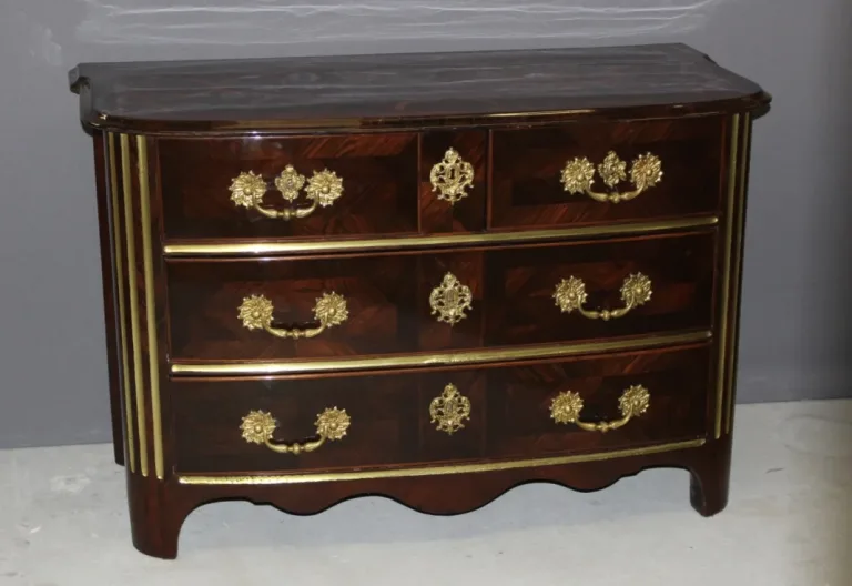 Commode d'époque Régence en marqueterie de palissandre