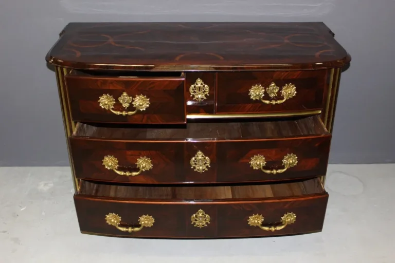 Commode d'époque Régence en marqueterie de palissandre