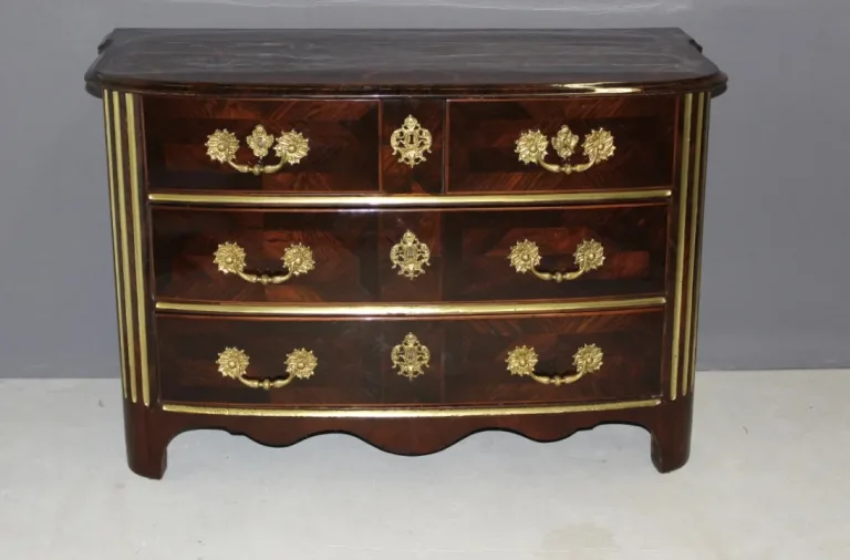 Commode d'époque Régence en marqueterie de palissandre