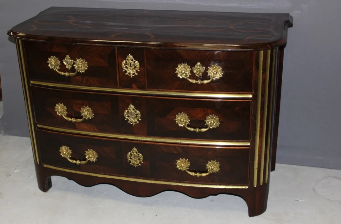 Commode d'époque Régence en marqueterie de palissandre