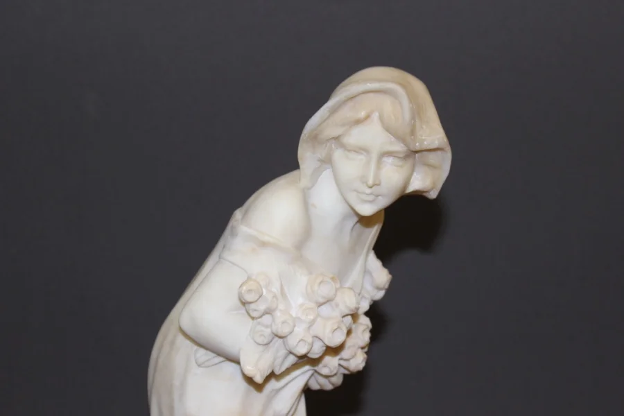 Sculpture En Albâtre Représentant Une Jeune Femme Aux Roses Vers 1900