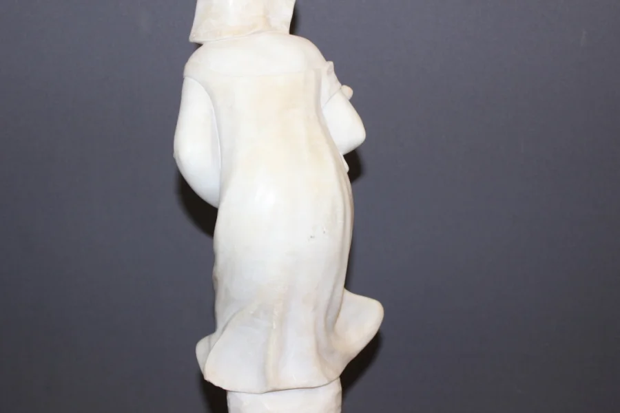 Sculpture En Albâtre Représentant Une Jeune Femme Aux Roses Vers 1900