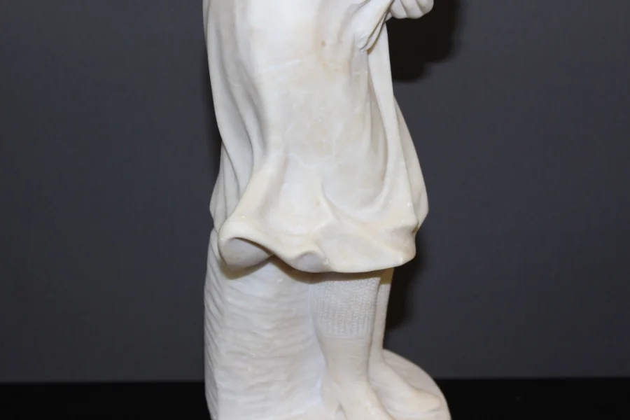 Sculpture En Albâtre Représentant Une Jeune Femme Aux Roses Vers 1900