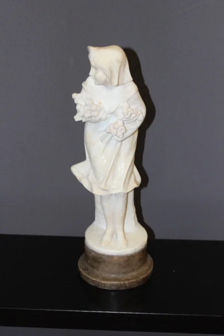 Sculpture En Albâtre Représentant Une Jeune Femme Aux Roses Vers 1900