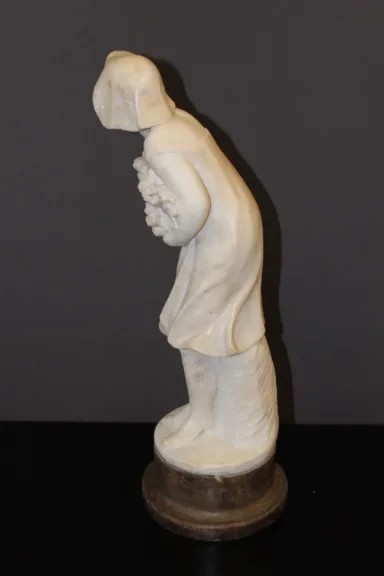 Sculpture En Albâtre Représentant Une Jeune Femme Aux Roses Vers 1900