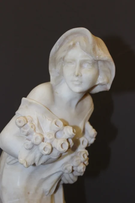 Sculpture En Albâtre Représentant Une Jeune Femme Aux Roses Vers 1900