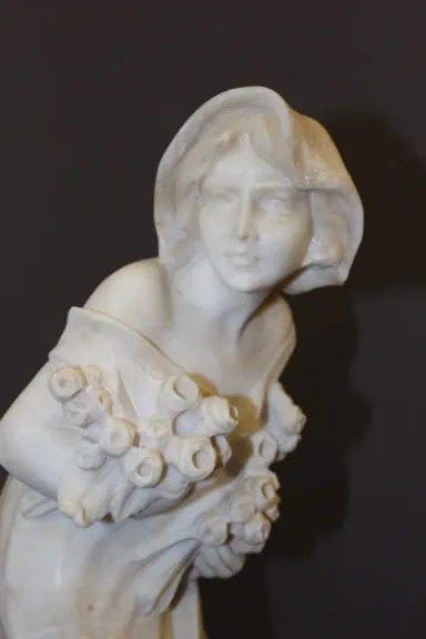 Sculpture En Albâtre Représentant Une Jeune Femme Aux Roses Vers 1900