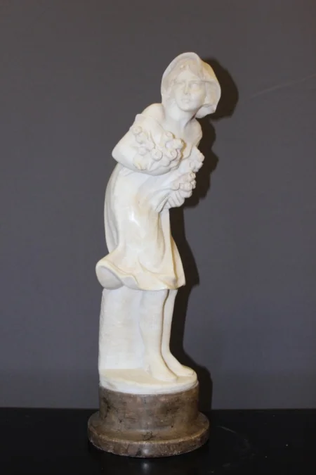 Sculpture En Albâtre Représentant Une Jeune Femme Aux Roses Vers 1900
