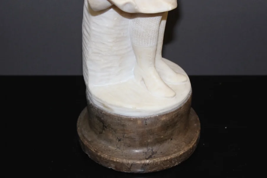 Sculpture En Albâtre Représentant Une Jeune Femme Aux Roses Vers 1900
