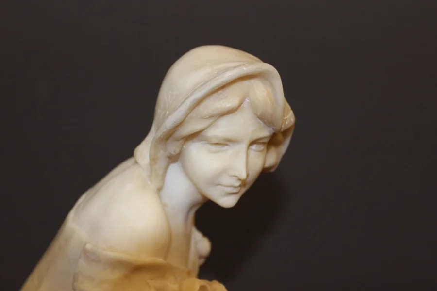 Sculpture En Albâtre Représentant Une Jeune Femme Aux Roses Vers 1900