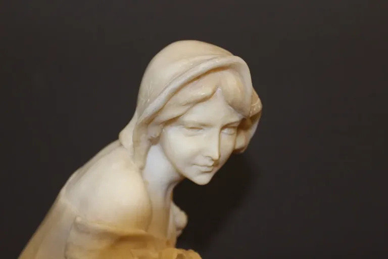 Sculpture En Albâtre Représentant Une Jeune Femme Aux Roses Vers 1900