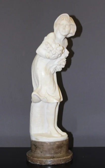 Sculpture En Albâtre Représentant Une Jeune Femme Aux Roses Vers 1900
