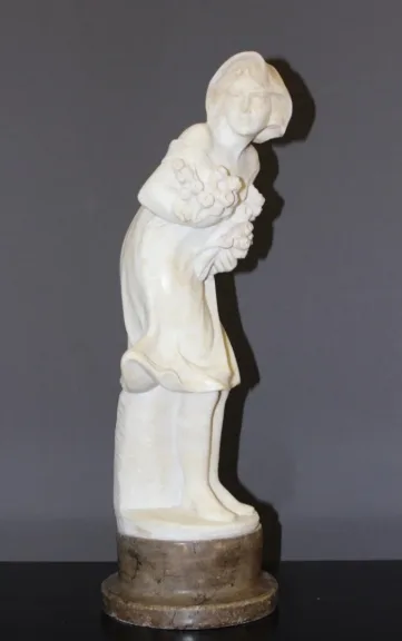 Sculpture En Albâtre Représentant Une Jeune Femme Aux Roses Vers 1900
