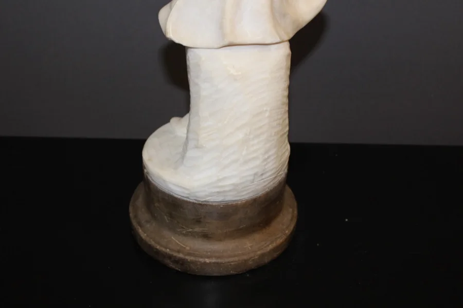 Sculpture En Albâtre Représentant Une Jeune Femme Aux Roses Vers 1900