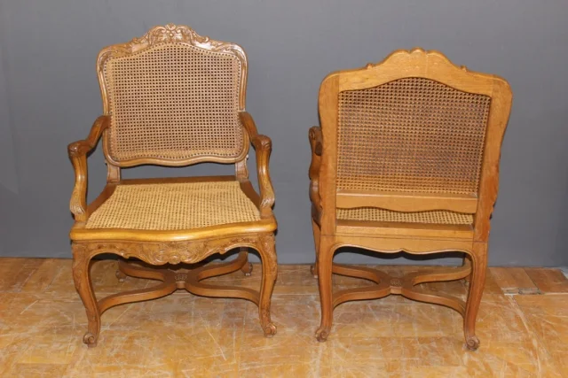 Paire De Fauteuils De Style Régence En Chêne Sculpté Fin XIX