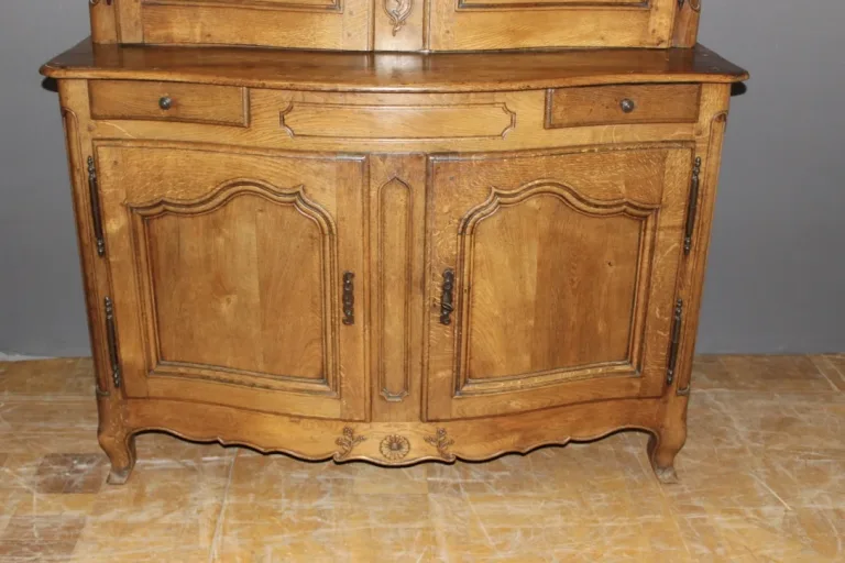 Buffet deux corps louis XV à façade galbée XVIII