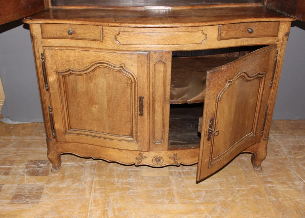 Buffet deux corps louis XV à façade galbée XVIII