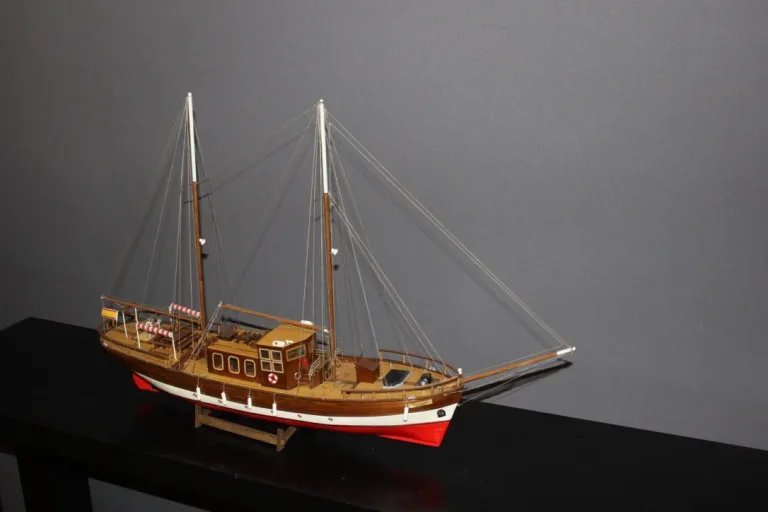 Maquette en bois de bateau de croisière à voile vers 1970