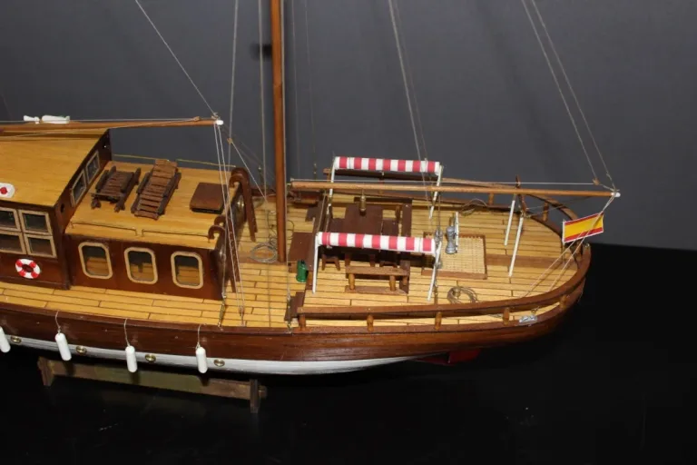 Maquette en bois de bateau de croisière à voile vers 1970