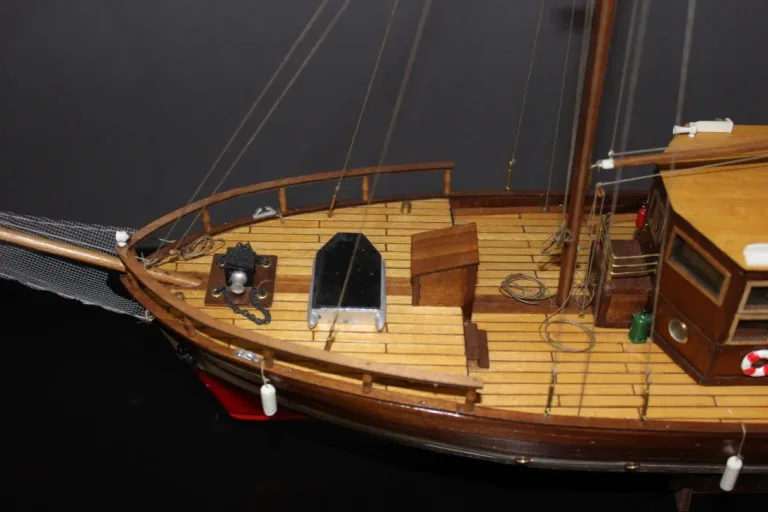 Maquette en bois de bateau de croisière à voile vers 1970