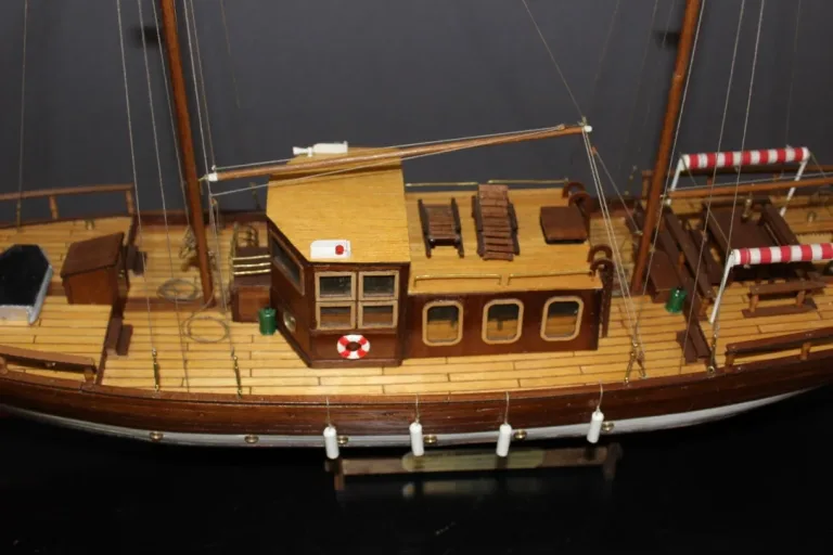 Maquette en bois de bateau de croisière à voile vers 1970