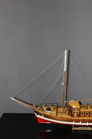 Maquette en bois de bateau de croisière à voile vers 1970