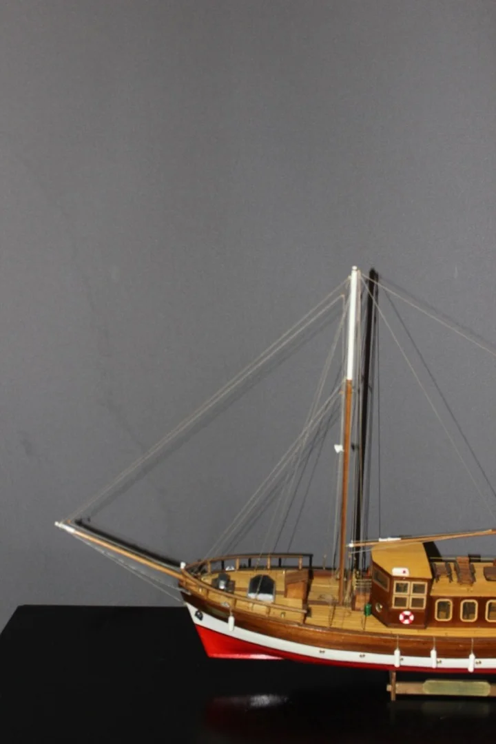 Maquette en bois de bateau de croisière à voile vers 1970