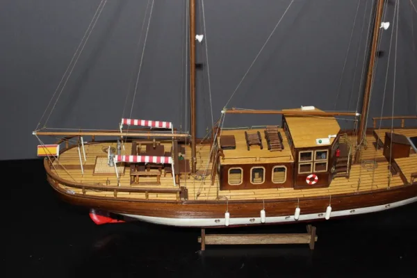 Maquette en bois de bateau de croisière à voile vers 1970