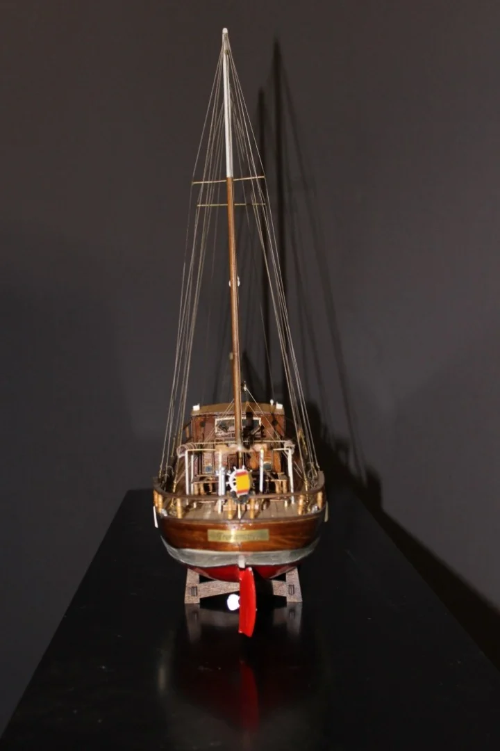 Maquette en bois de bateau de croisière à voile vers 1970