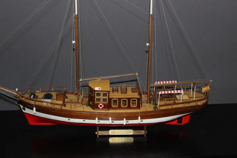 Maquette en bois de bateau de croisière à voile vers 1970