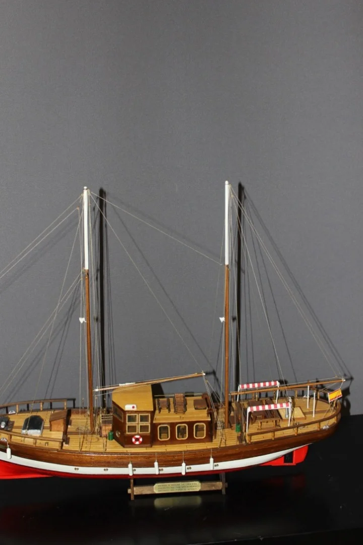 Maquette en bois de bateau de croisière à voile vers 1970