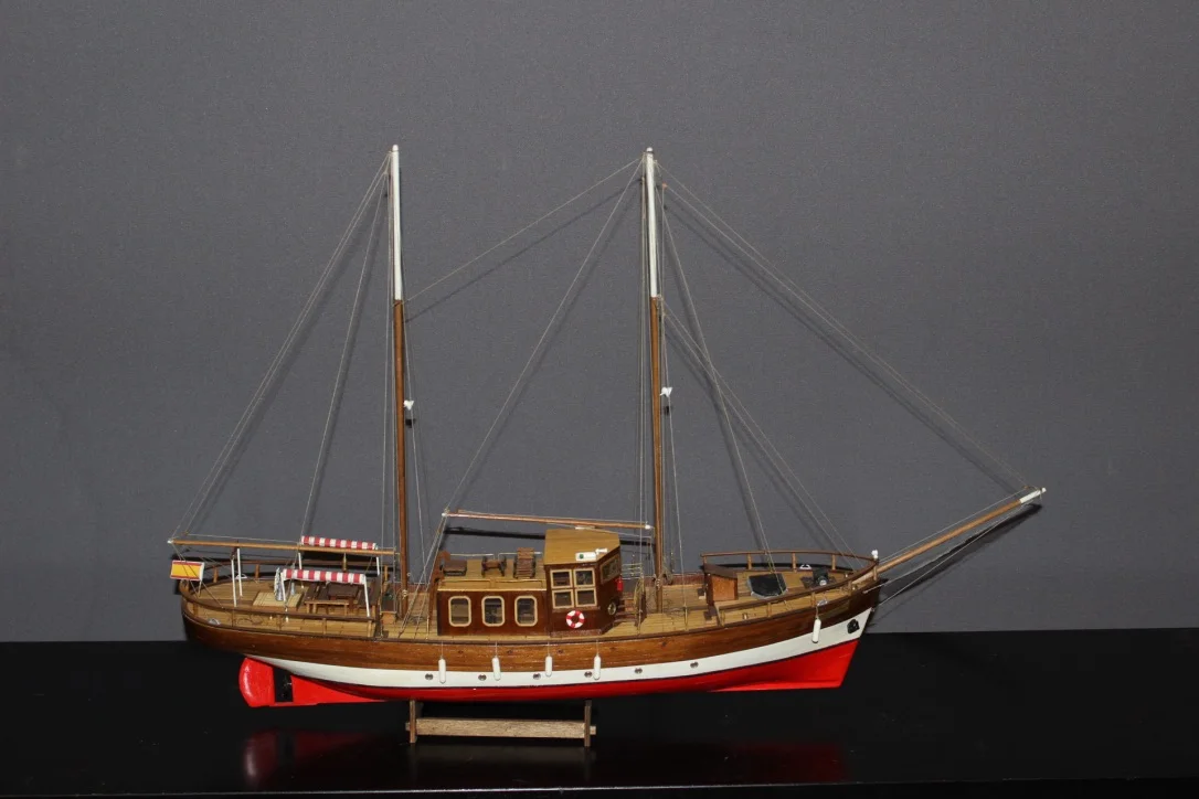 Maquette en bois de bateau de croisière à voile vers 1970