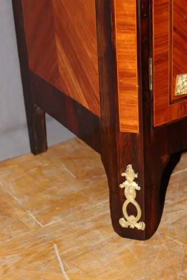 Vitrine de style Louis XVI en marqueterie fin XIX