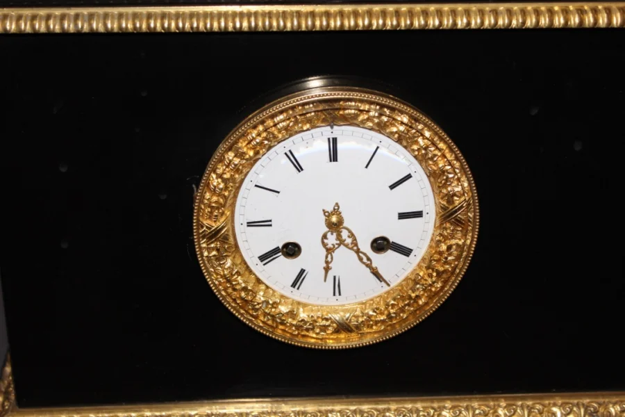 Pendule d'époque Restauration au Lion De Venise en marbre et bronze doré
