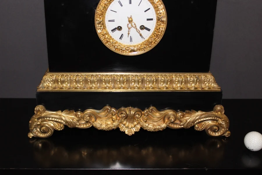 Pendule d'époque Restauration au Lion De Venise en marbre et bronze doré