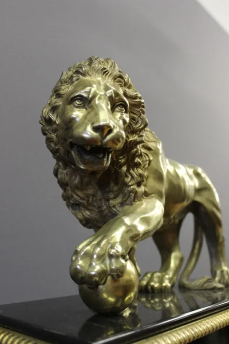 Pendule d'époque Restauration au Lion De Venise en marbre et bronze doré