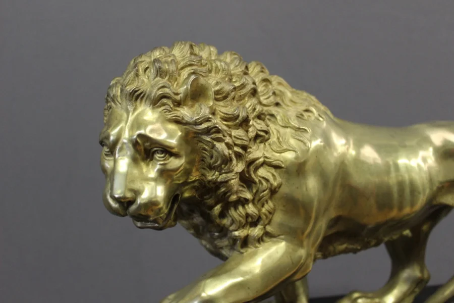 Pendule d'époque Restauration au Lion De Venise en marbre et bronze doré