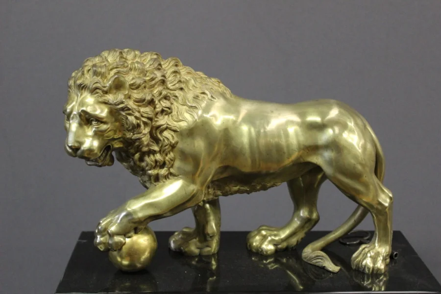 Pendule d'époque Restauration au Lion De Venise en marbre et bronze doré