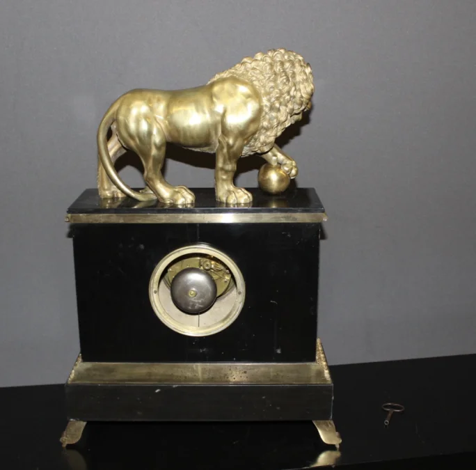 Pendule d'époque Restauration au Lion De Venise en marbre et bronze doré