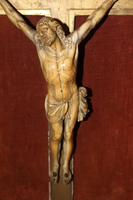 Christ en ivoire XVIII dans son encadrement en bois doré