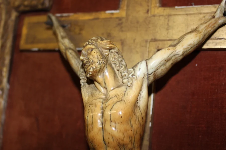 Christ en ivoire XVIII dans son encadrement en bois doré