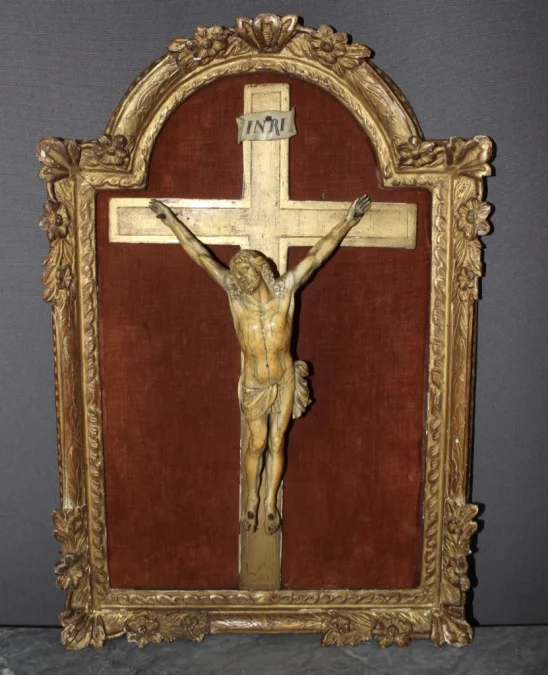 Christ en ivoire XVIII dans son encadrement en bois doré