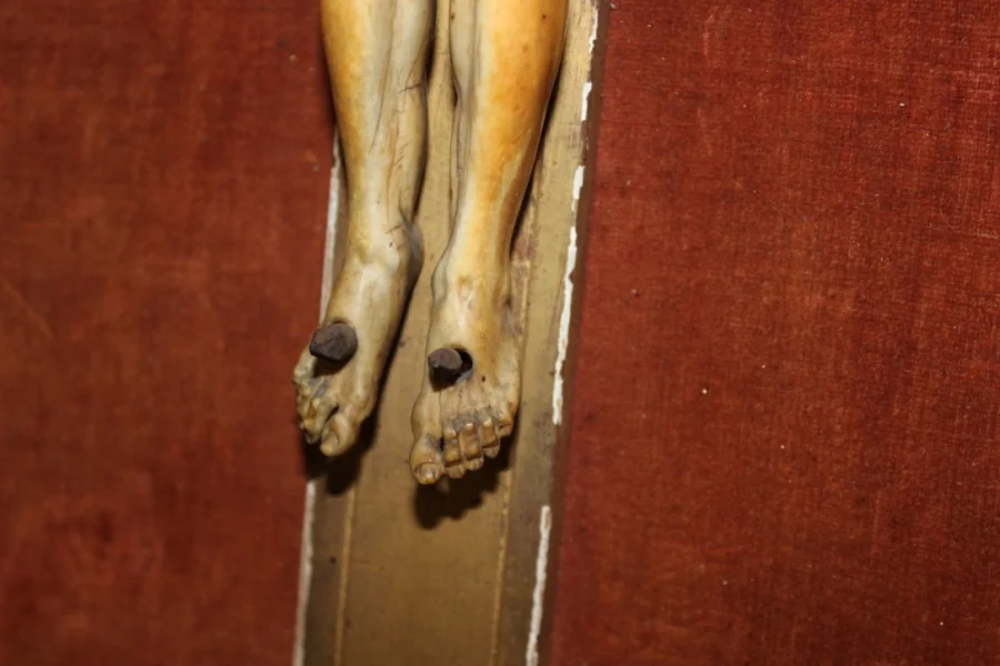 Christ en ivoire XVIII dans son encadrement en bois doré