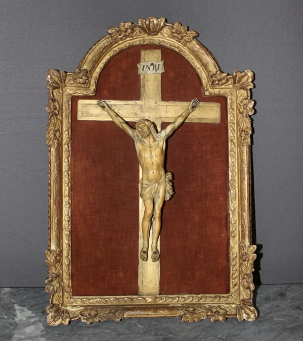 Christ en ivoire XVIII dans son encadrement en bois doré
