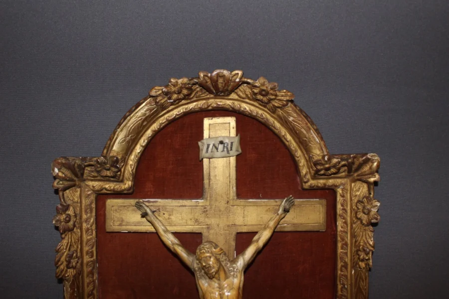 Christ en ivoire XVIII dans son encadrement en bois doré