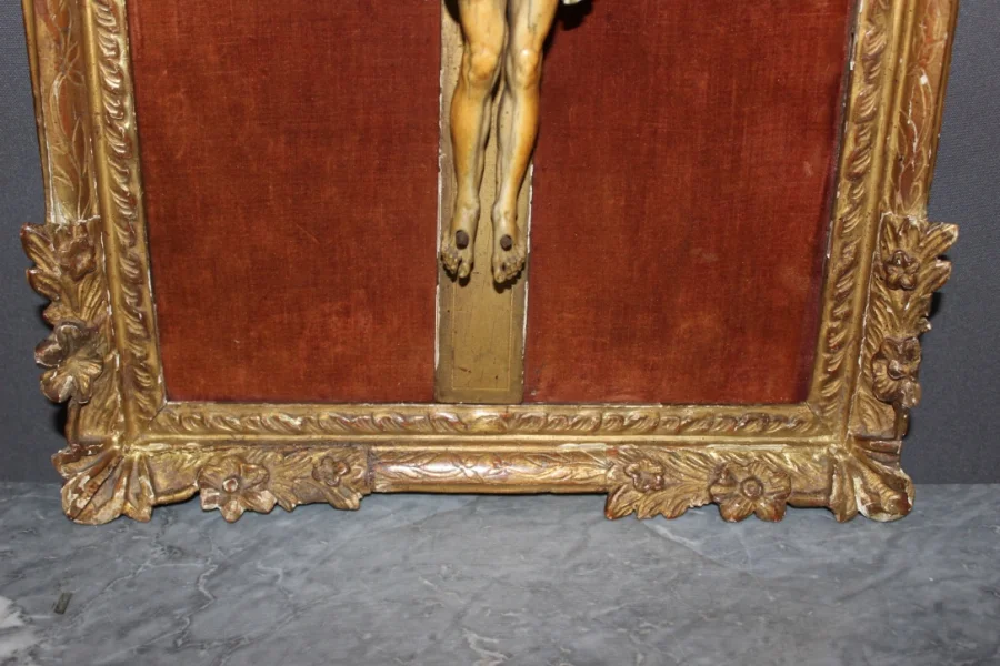 Christ en ivoire XVIII dans son encadrement en bois doré