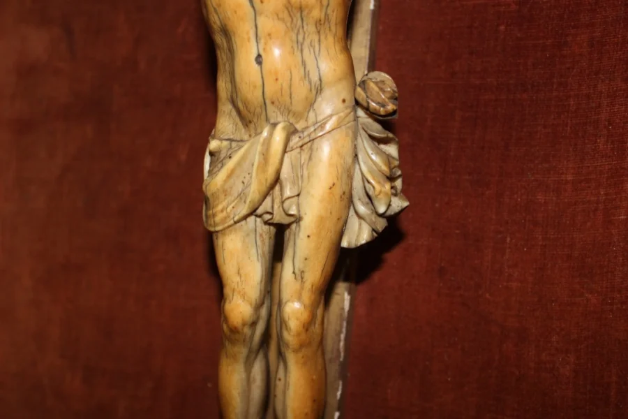 Christ en ivoire XVIII dans son encadrement en bois doré
