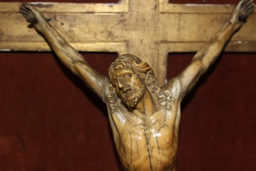 Christ en ivoire XVIII dans son encadrement en bois doré