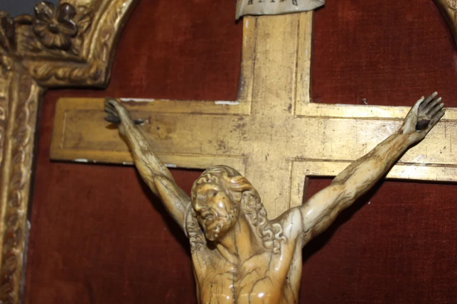 Christ en ivoire XVIII dans son encadrement en bois doré