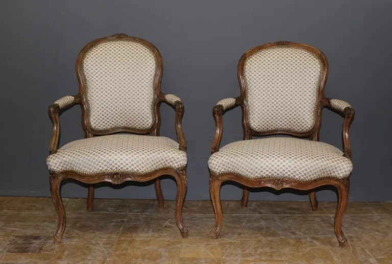 Paire de cabriolets d'époque Louis XV en hêtre